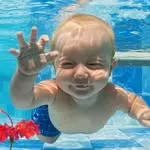 Foto de perfil de Alisson Piscinas: bebê sorrindo embaixo d'água