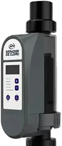 Gerador de cloro cinza com visor digital instalado entre dois canos