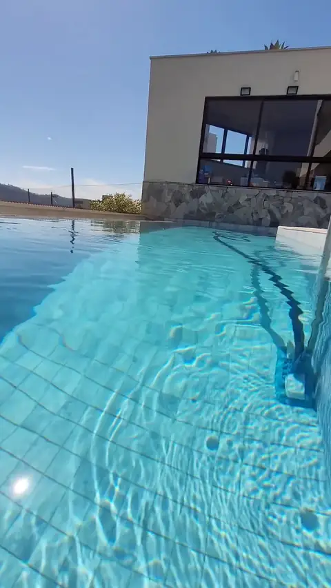 Aspiração embaixo d'água numa piscina de borda infinita